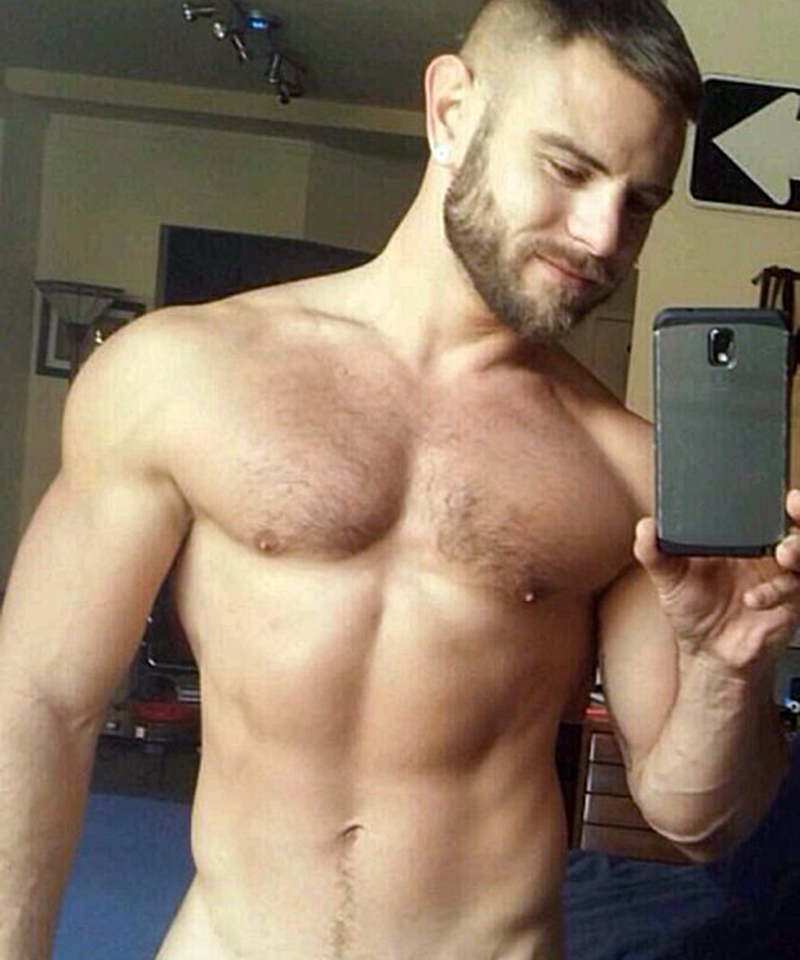 Top #Selfies of the Week: Broad Shoulder Buds