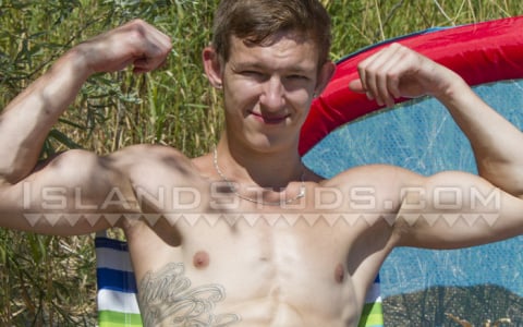 Canadian Personal Trainer Cums on His Bare Feet