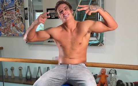 Cruz Hilton Teases His Big Straight Uncut Cock