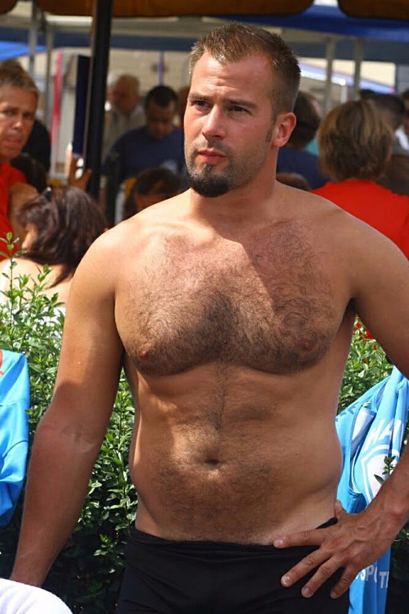 Guy Watching: Major Jock Alert!