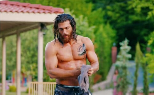 Cam Yaman desnudo