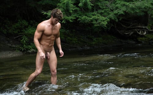 Desnudos y mojados en el rio