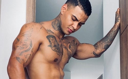 Muscled Hunk Darius Strips Live
