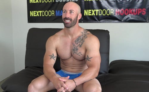 Masculine newcomer Max King rubs out a load