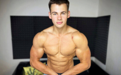 Muscle Boy On Cam! Check Out Tommy!