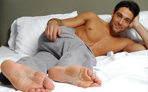 Sexy Italian Hunk Shows Off His Bare Feet and Toes
