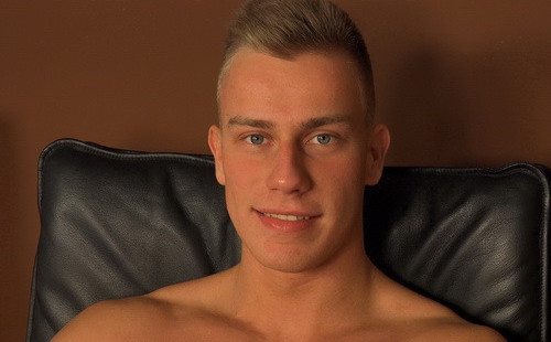 Sexy muscle hunk Bradley exposes his bare feet