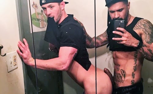 Selfies de latinos en el baño