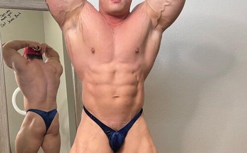Big muscles in tiny posers