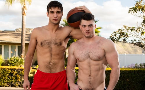 Muscle jock Collin Simpson fucks Elliot Finn