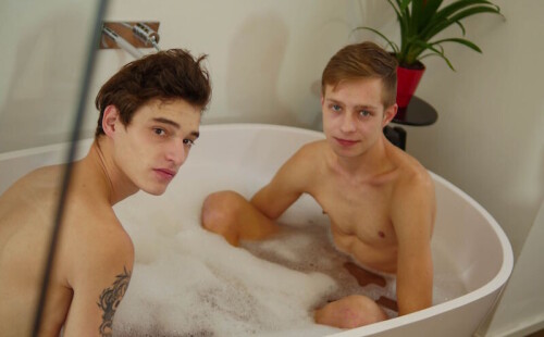 Bareback Twink Boys Johnny Walsh And Ben Kingston Share Bath Time!