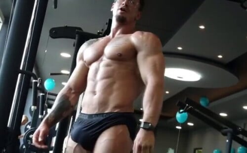 Super hung bodybuilder posing for fans