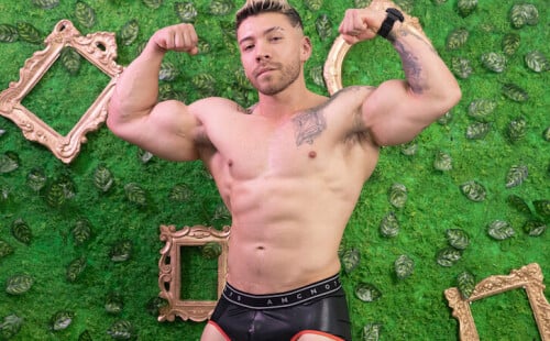 Muscle Man Owen Seth Gets Hot On Cam!