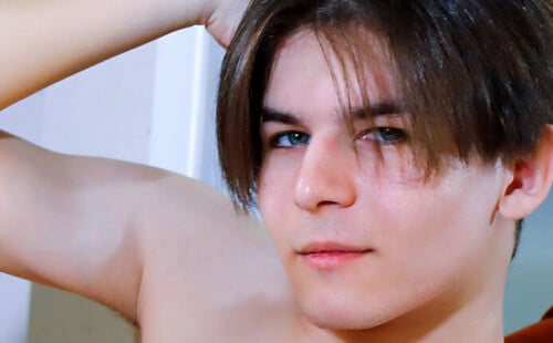 Ren strips down for a solo photoshoot