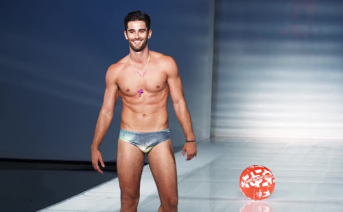Hot Brazilian model Ricardo Baldin & his fine ass!