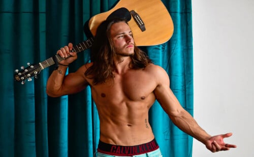 Aaron Kelly is a Sexy Long Haired Bodybuilder!