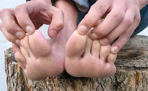 Sexy twink plays with his bare toes!